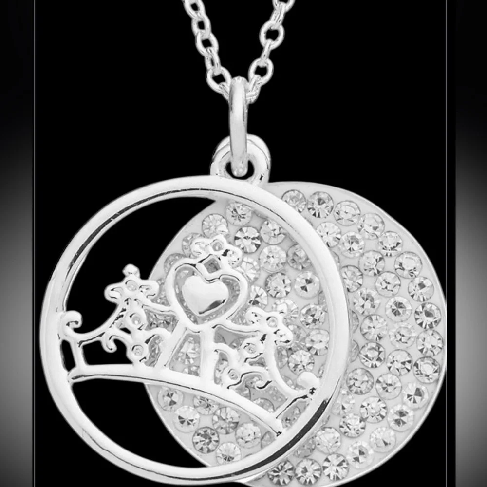 Elegant Silver Pendant Necklace